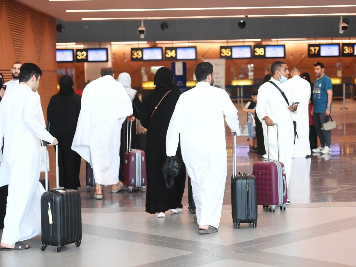 عمرة-رمضان-تزيد-الزخم-في-المطار-1680968714537